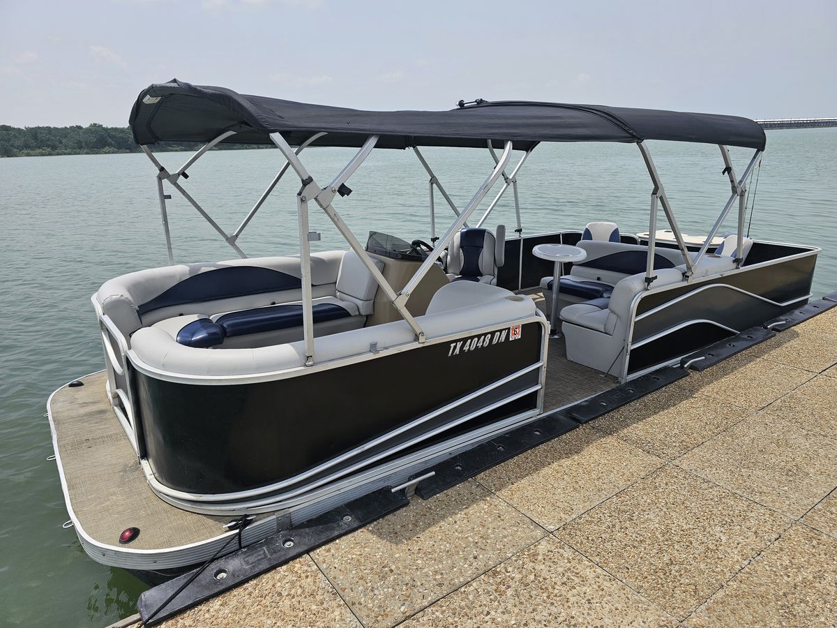 Pontoon boat from the stern with Yamaha 115hp engine